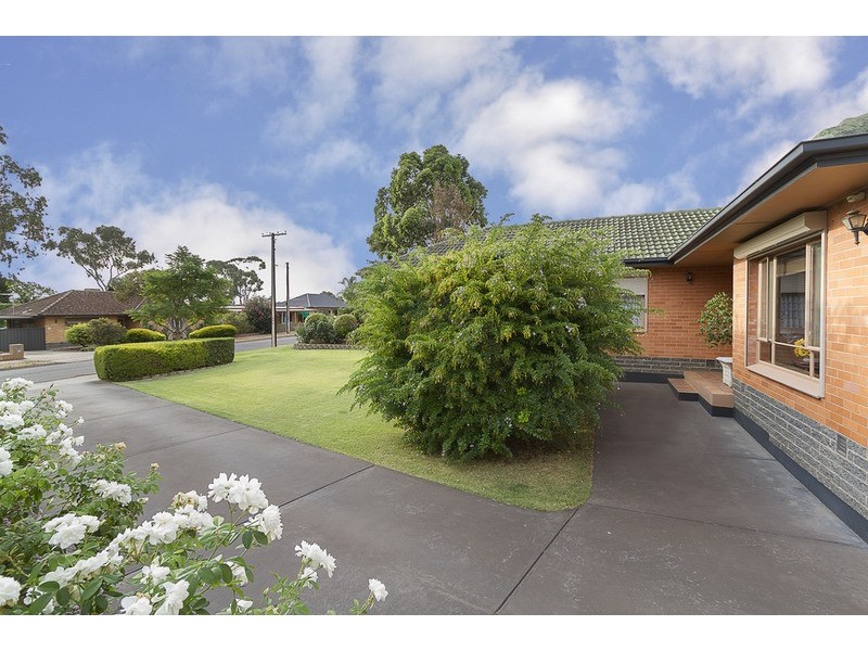 11 Rowe Street, Para Hills SA 5096