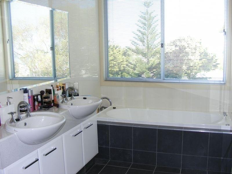2 Hughes Avenue, Moonta Bay SA 5558