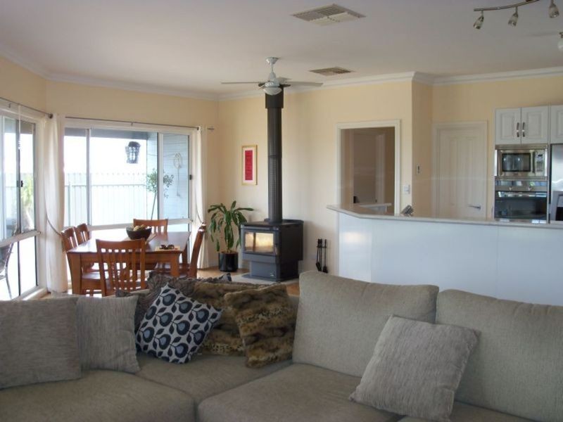 10 Hall Way, Moonta Bay SA 5558