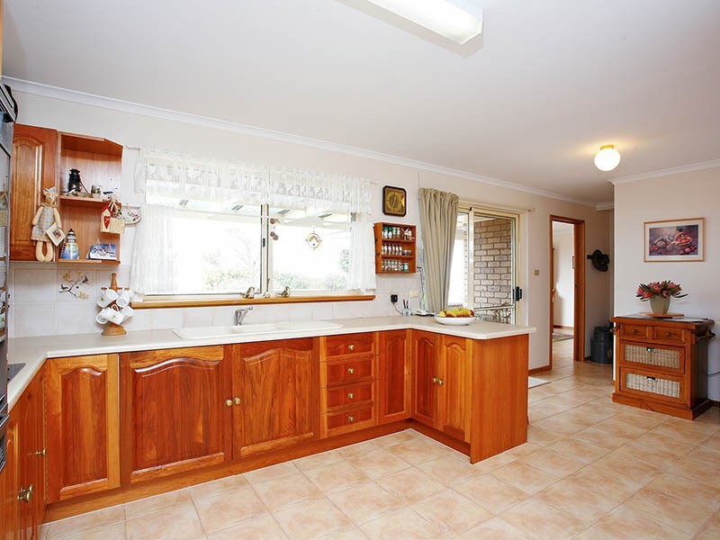 8 Norma Crescent, Encounter Bay SA 5211