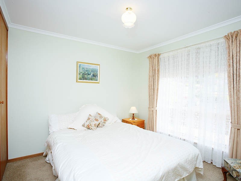 8 Norma Crescent, Encounter Bay SA 5211