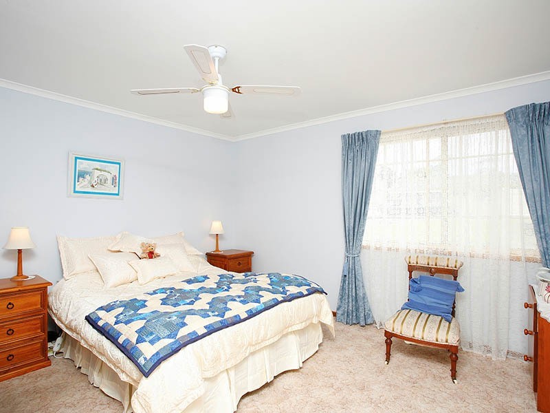 8 Norma Crescent, Encounter Bay SA 5211