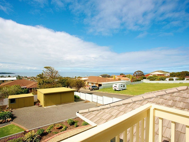 8 Norma Crescent, Encounter Bay SA 5211