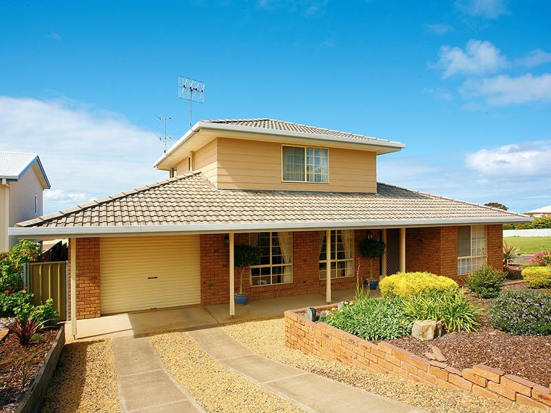 8 Norma Crescent, Encounter Bay SA 5211