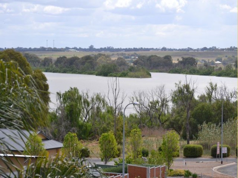 24 Queen Louisa  Drive, Murray Bridge SA 5253