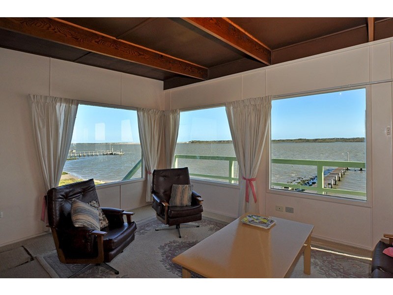 25  Goolwa Channel  Drive, Hindmarsh Island SA 5214