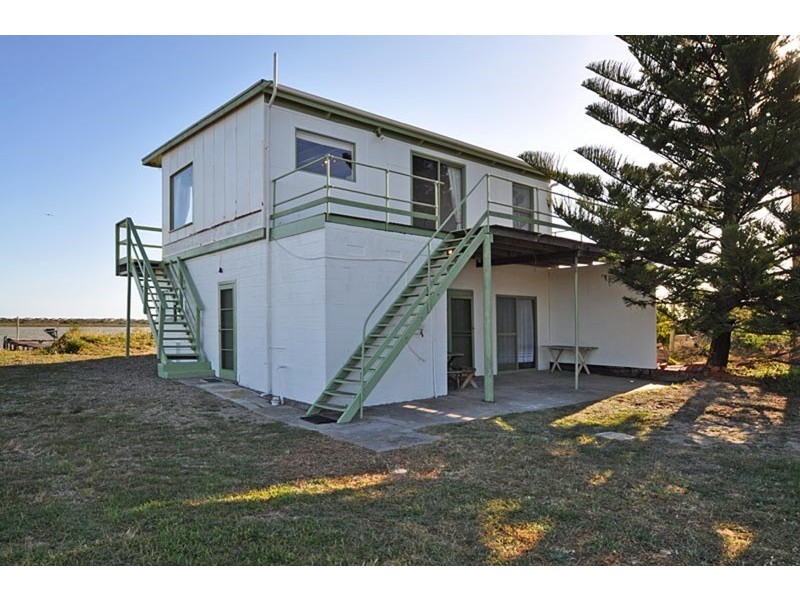 25  Goolwa Channel  Drive, Hindmarsh Island SA 5214