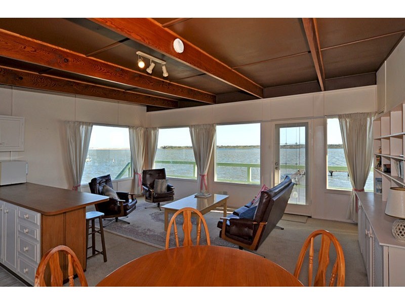 25  Goolwa Channel  Drive, Hindmarsh Island SA 5214