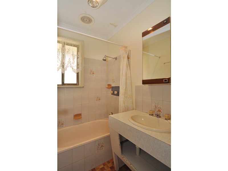 6 Surrey  Avenue, Victor Harbor SA 5211