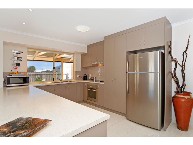 11 Prince Alfred  Parade, Hindmarsh Island SA 5214
