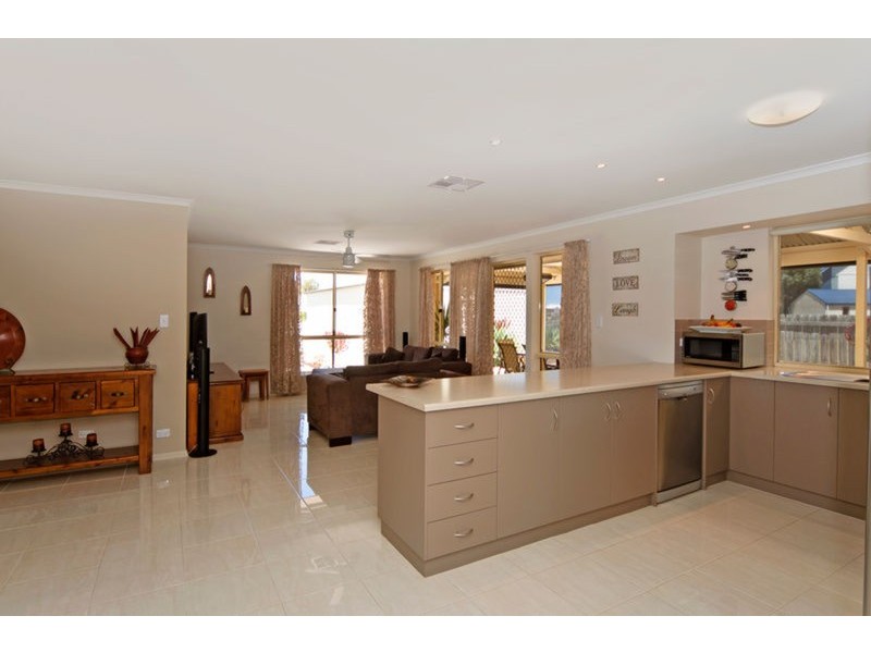 11 Prince Alfred  Parade, Hindmarsh Island SA 5214