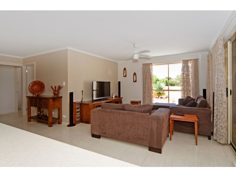 11 Prince Alfred  Parade, Hindmarsh Island SA 5214