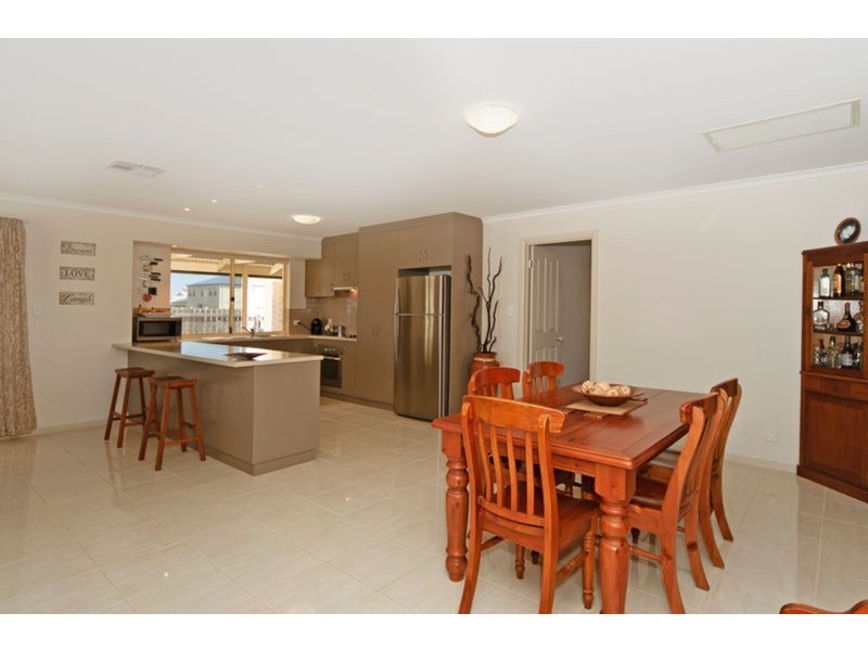 11 Prince Alfred  Parade, Hindmarsh Island SA 5214