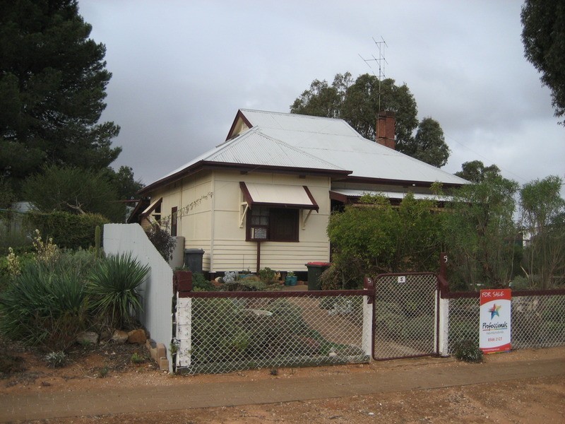 5 Railway Parade, Robertstown SA 5381