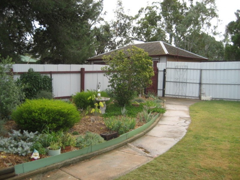 5 Railway Parade, Robertstown SA 5381