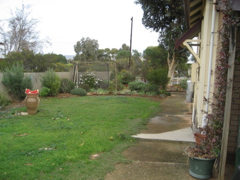 5 Railway Parade, Robertstown SA 5381