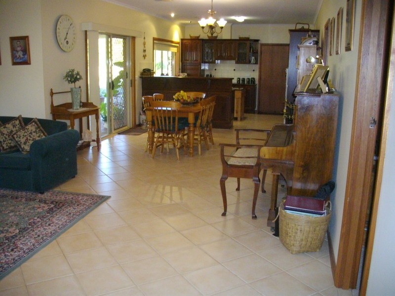 10  Samuel Street, Laura SA 5480