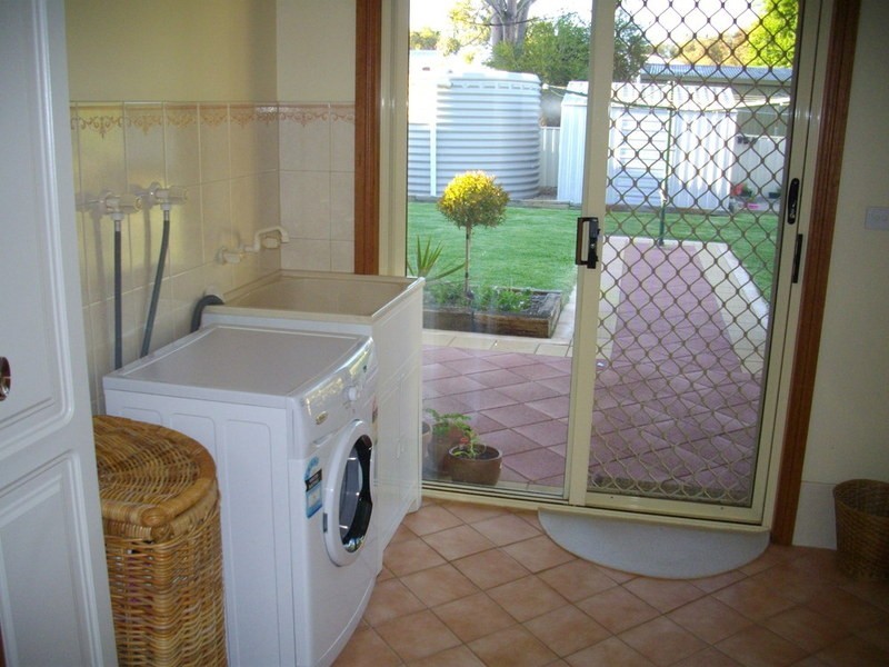 10  Samuel Street, Laura SA 5480