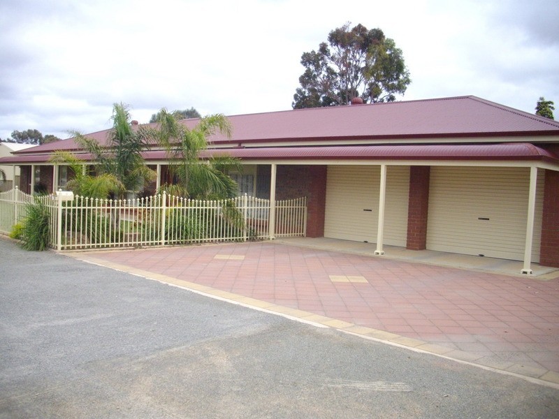 10  Samuel Street, Laura SA 5480