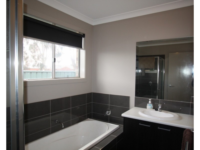 34 Caulfield Drive, Ascot VIC 3551