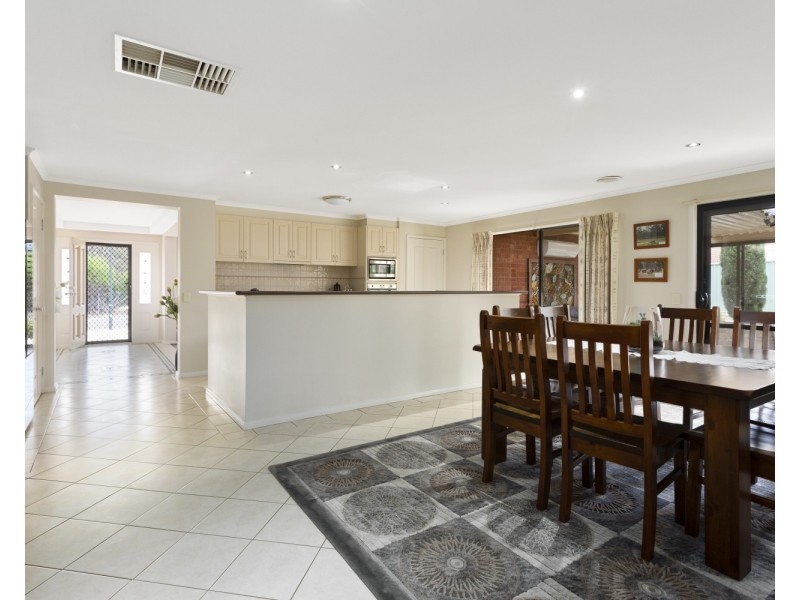 56 Carolyn Way, Maiden Gully VIC 3551