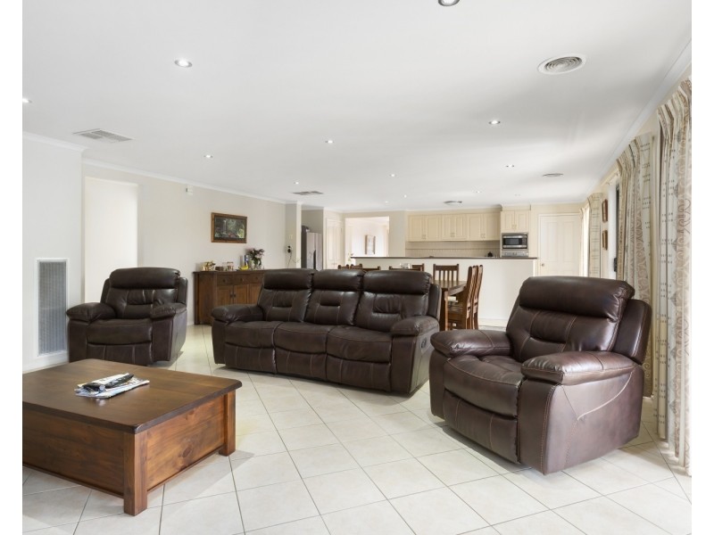 56 Carolyn Way, Maiden Gully VIC 3551