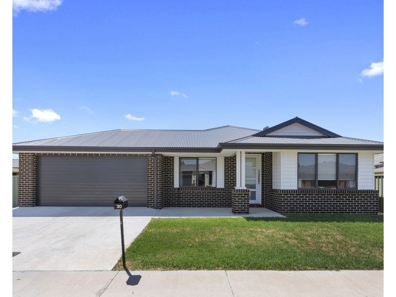 30 Greenfield Drive, Epsom VIC 3551