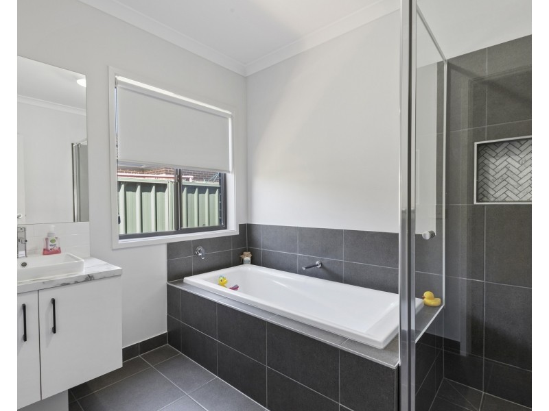 30 Greenfield Drive, Epsom VIC 3551