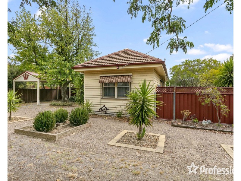 1 Peters Street, Long Gully VIC 3550