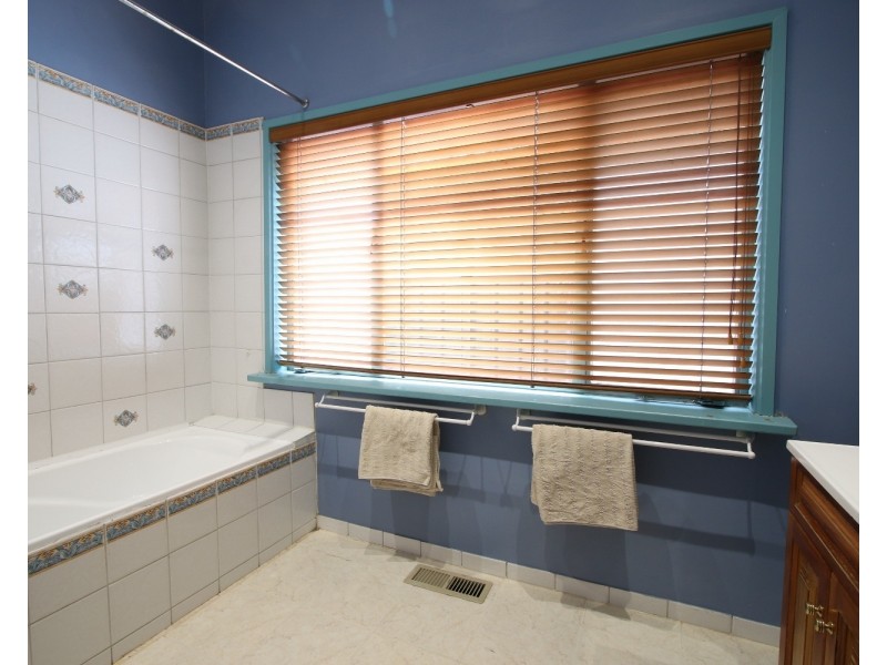 8 Margaret Crescent, Flora Hill VIC 3550