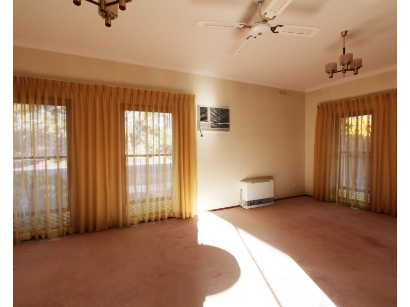 17 Bowles Street, Kangaroo Flat VIC 3555