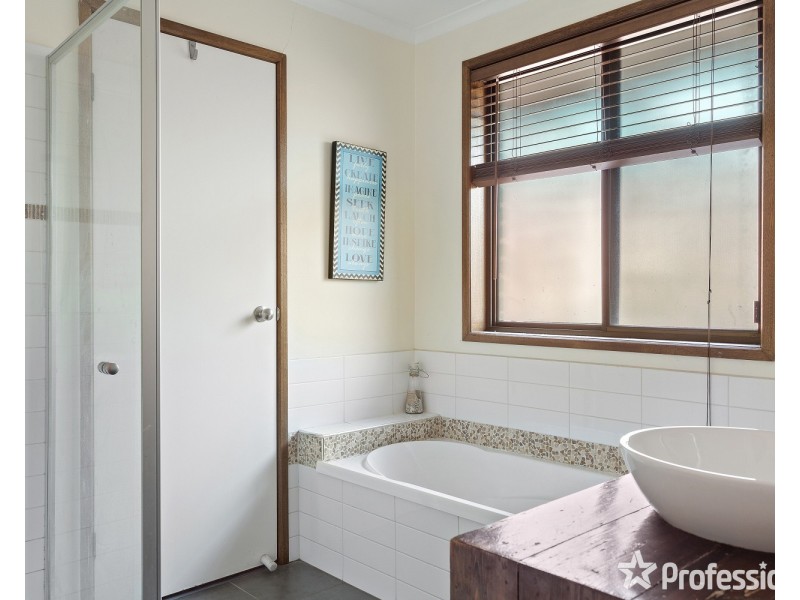 9 Maude Street, Golden Square VIC 3555