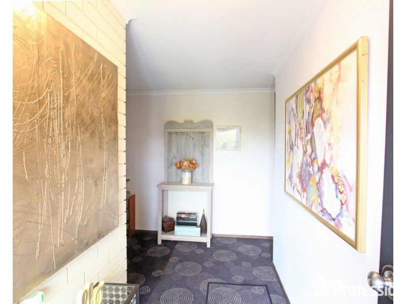 2/10 Button Street, Strathdale VIC 3550