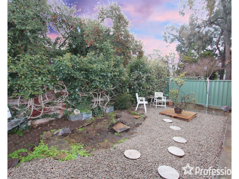 2/10 Button Street, Strathdale VIC 3550