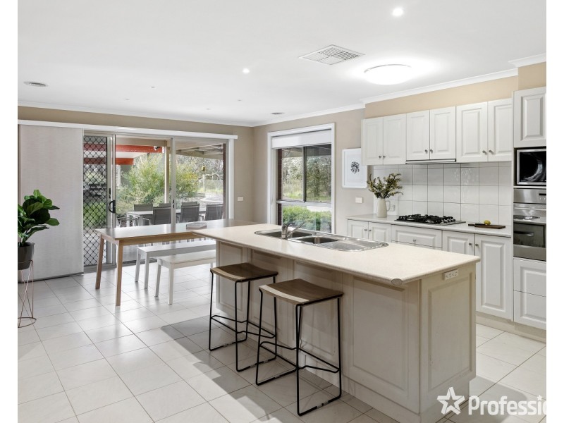 15 Floreate Drive, Junortoun VIC 3551