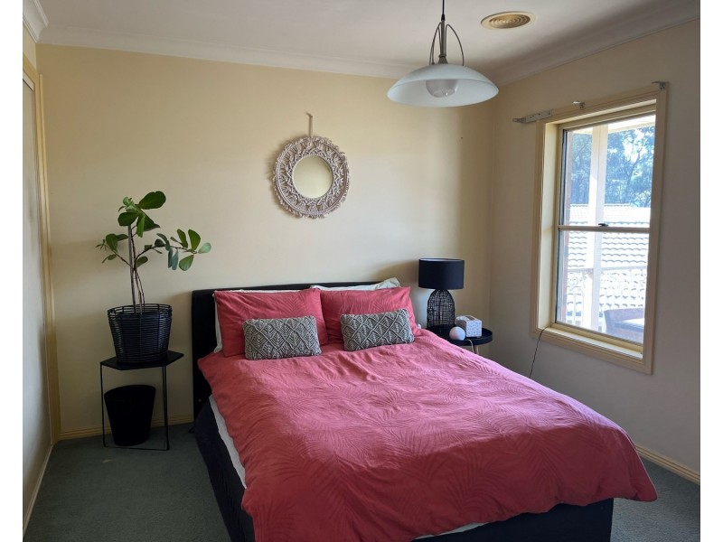 2/15 Claire Court, Kennington VIC 3550