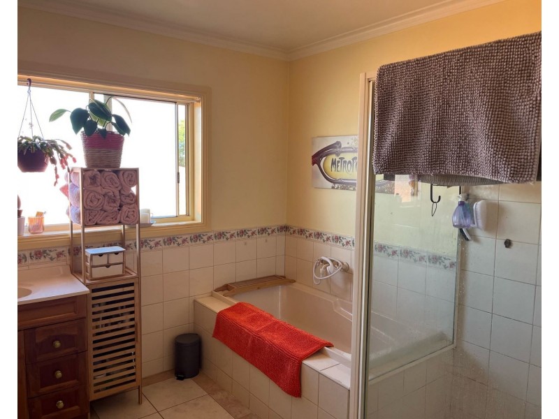 2/15 Claire Court, Kennington VIC 3550