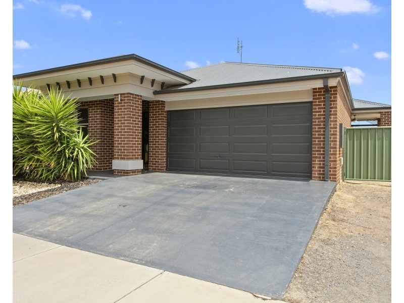 8 Creekview Place, Ascot VIC 3551
