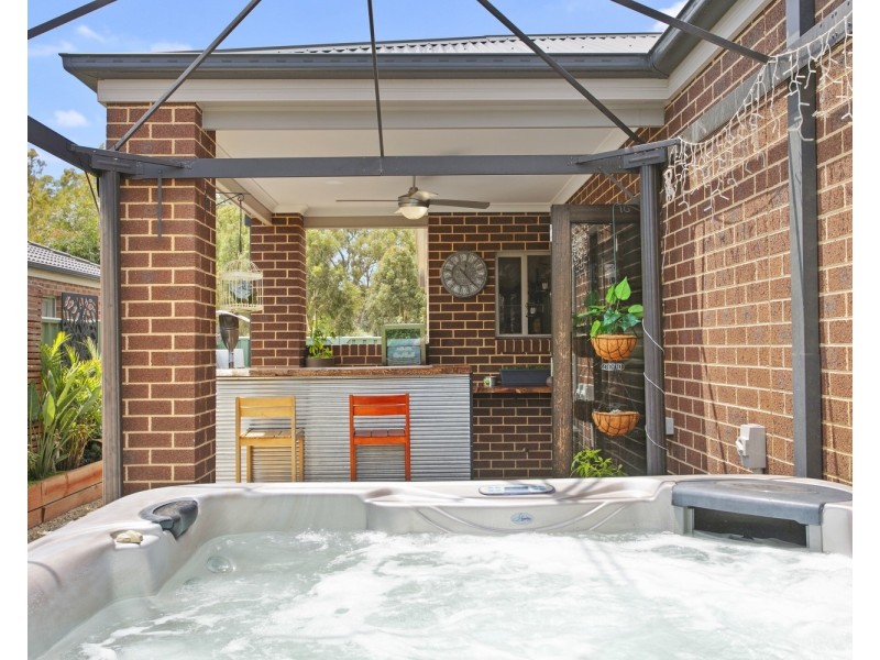 8 Creekview Place, Ascot VIC 3551
