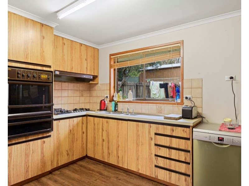 2/27 Woodbury Street, Strathdale VIC 3550