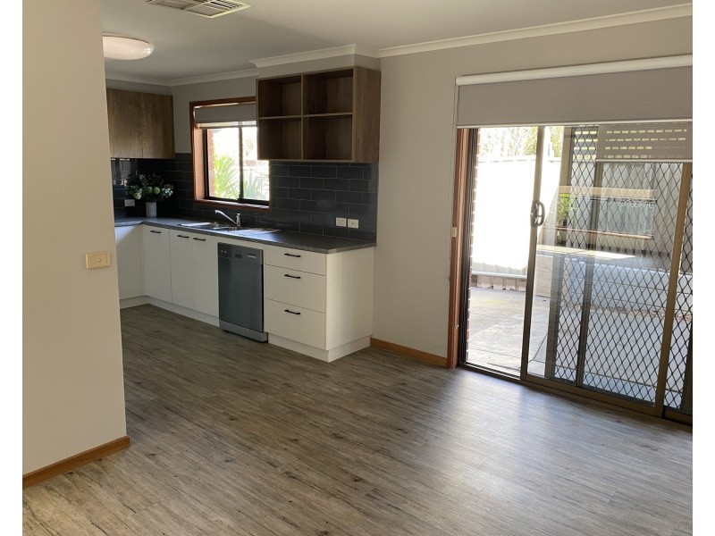 1/2 Roslyn Court, Kennington VIC 3550