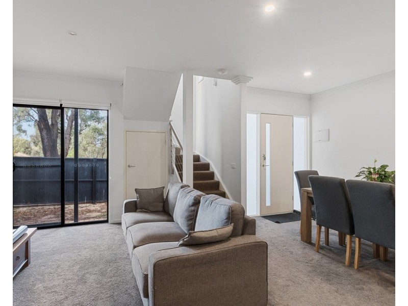 2/87 Adam Street, Quarry Hill VIC 3550