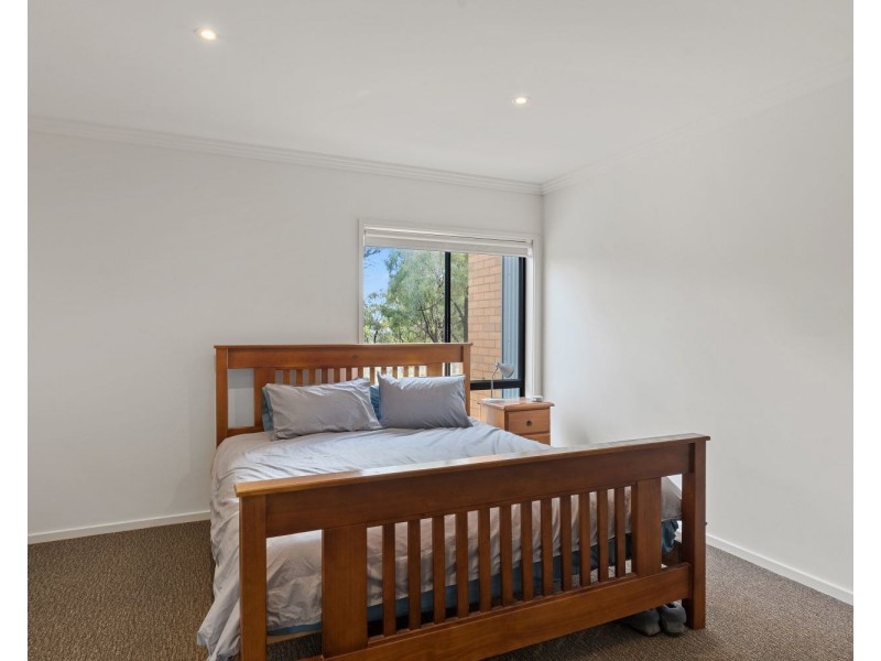 2/87 Adam Street, Quarry Hill VIC 3550