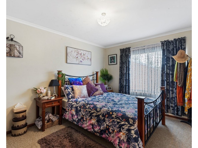 1,2,3 & 4/6  Wolstencroft Street, Flora Hill VIC 3550
