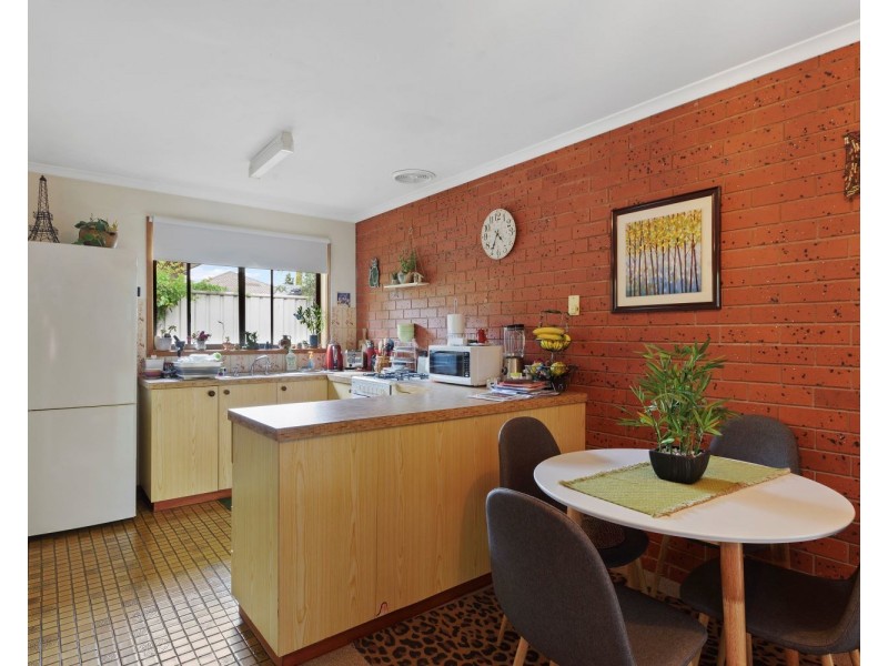 1,2,3 & 4/6  Wolstencroft Street, Flora Hill VIC 3550
