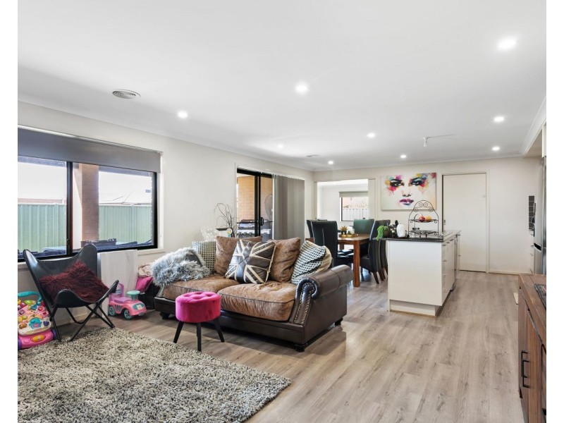 8 Gladeville Drive, Eaglehawk VIC 3556