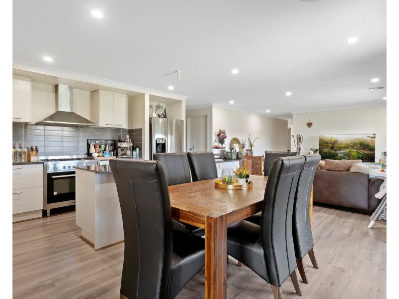 8 Gladeville Drive, Eaglehawk VIC 3556