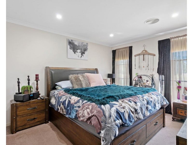 8 Gladeville Drive, Eaglehawk VIC 3556