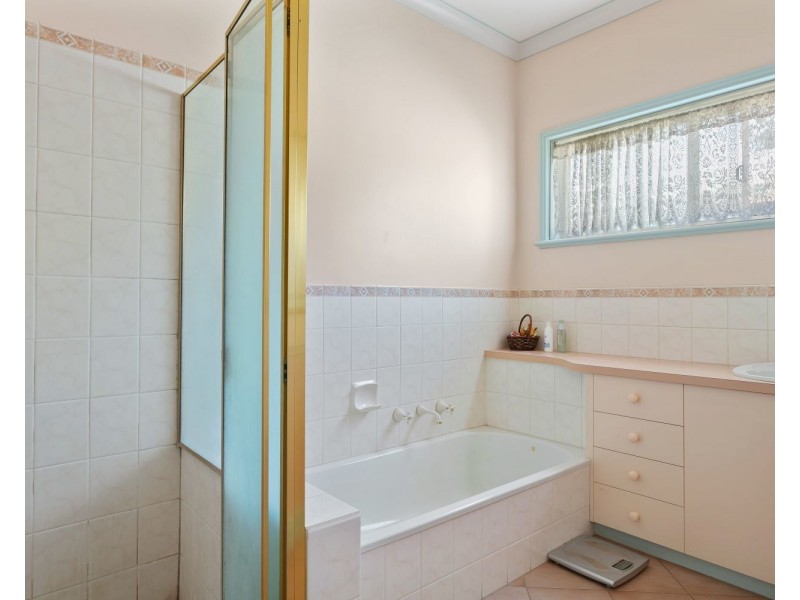 16 Collins Street, Kangaroo Flat VIC 3555