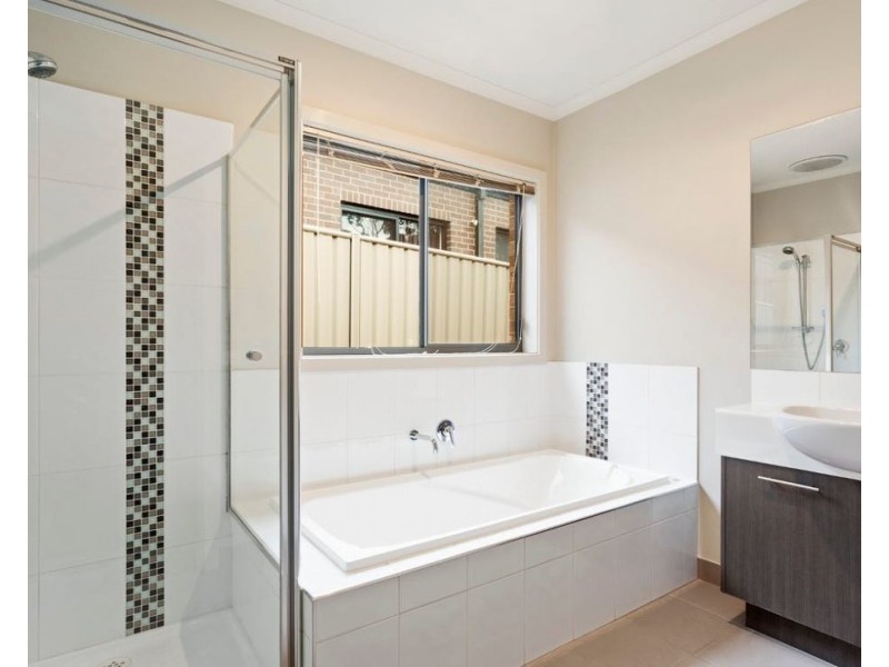 18 Poorinda Crescent, Kangaroo Flat VIC 3555